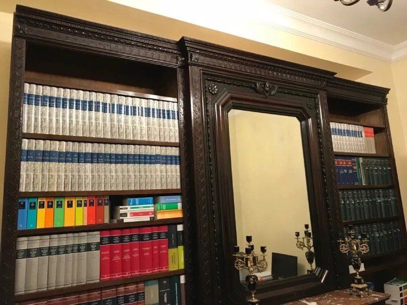 Libri su scaffali studio legale a Milano