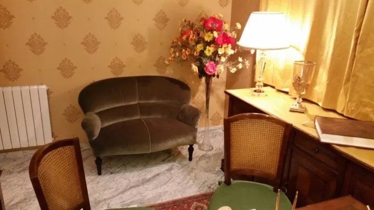 Divano in velluto studio legale Catania