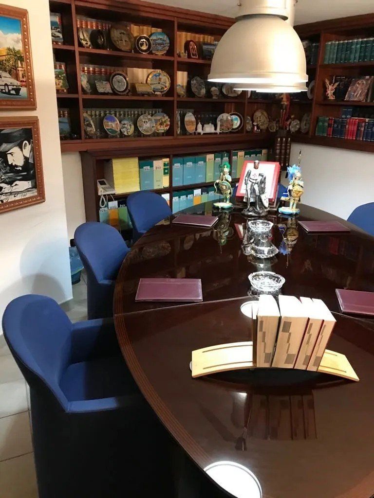 Tavolo riunioni studio legale Valguarnera