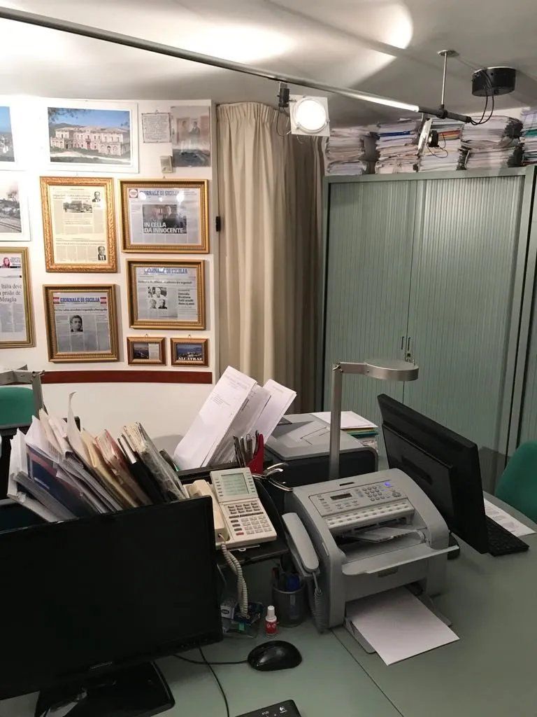 Dettaglio stanza studio legale Valguarnera