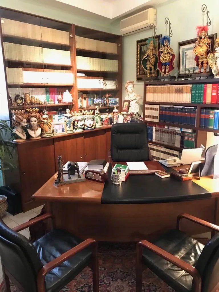 Stanza con libreria studio legale Valguarnera