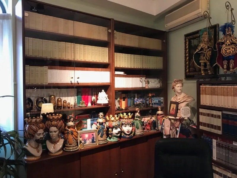 Scaffali con libri studio legale Valguarnera