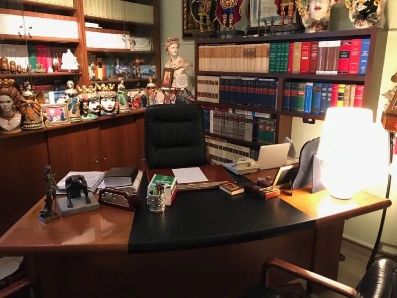 Scrivania avvocato studio legale Valguarnera