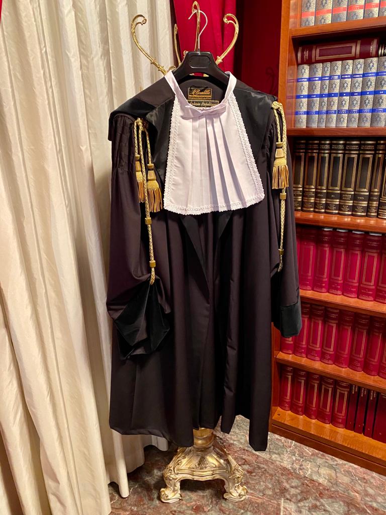 toga appesa alla parete