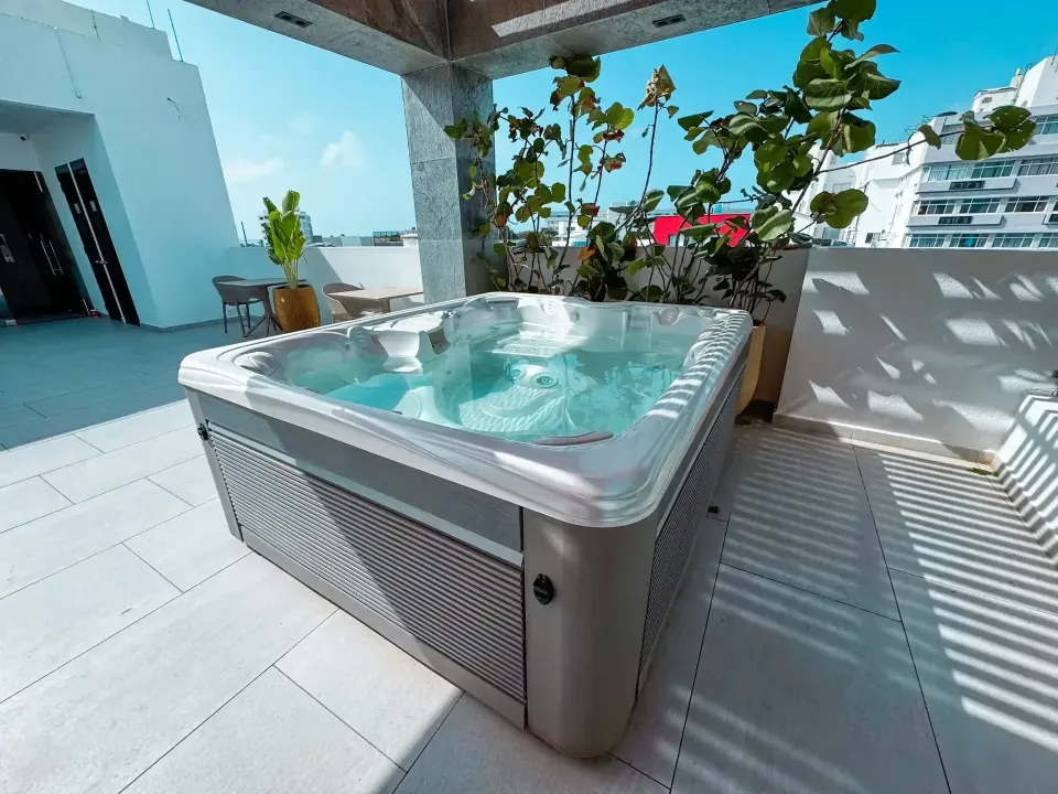 Jacuzzi con vista al mar en el Delamar Hotel San Andrés, experiencia de relajación y bienestar frente al mar de siete colores.
