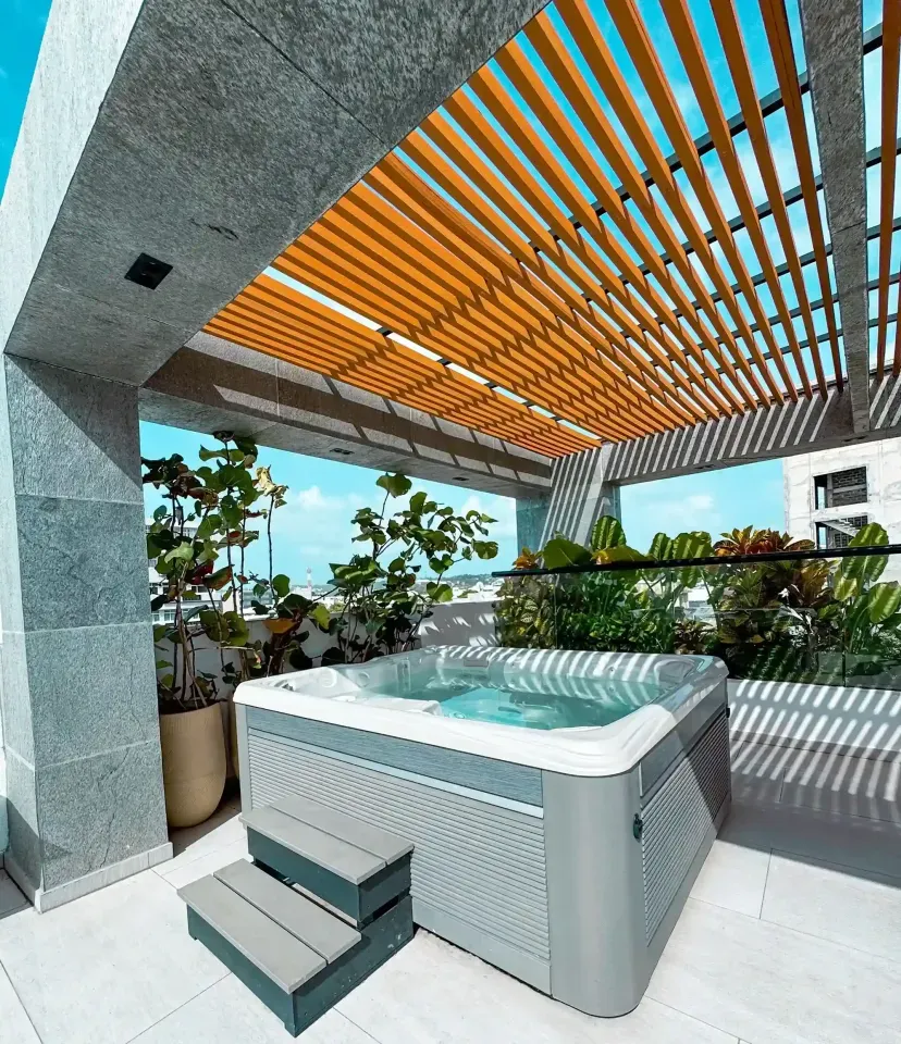 Jacuzzi panorámico en rooftop del Delamar Hotel San Andrés, ideal para relajarse al atardecer con vista al mar de los siete colores.
