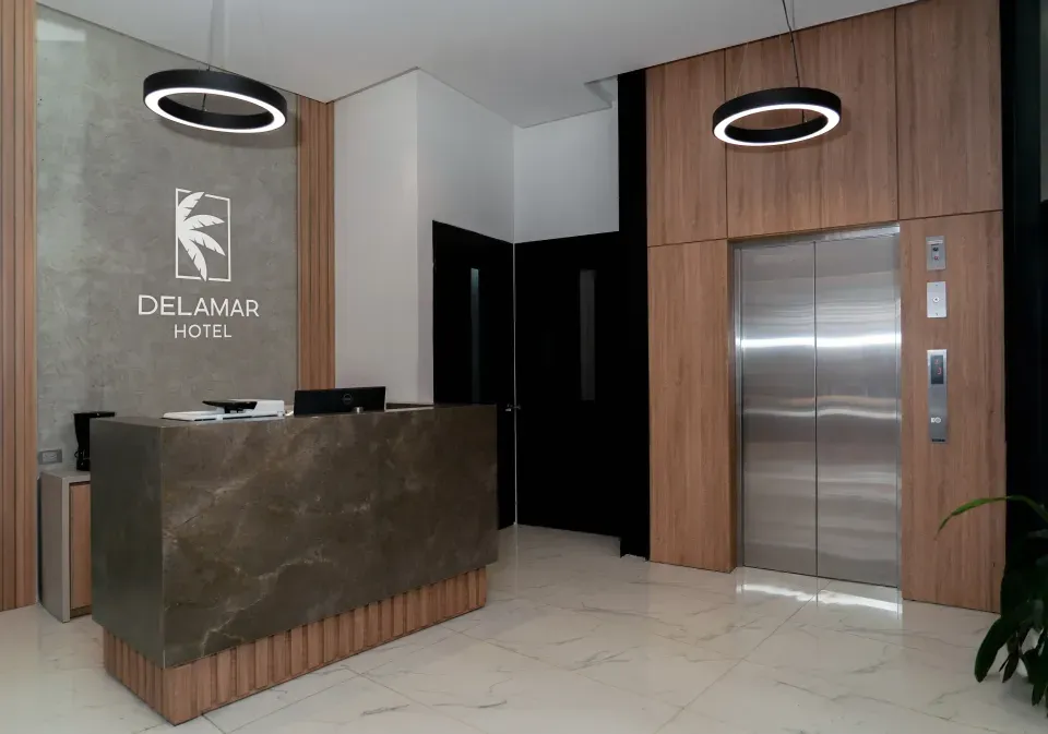 Recepción moderna del Hotel Delamar en San Andrés con diseño elegante y atención personalizada para huéspedes.