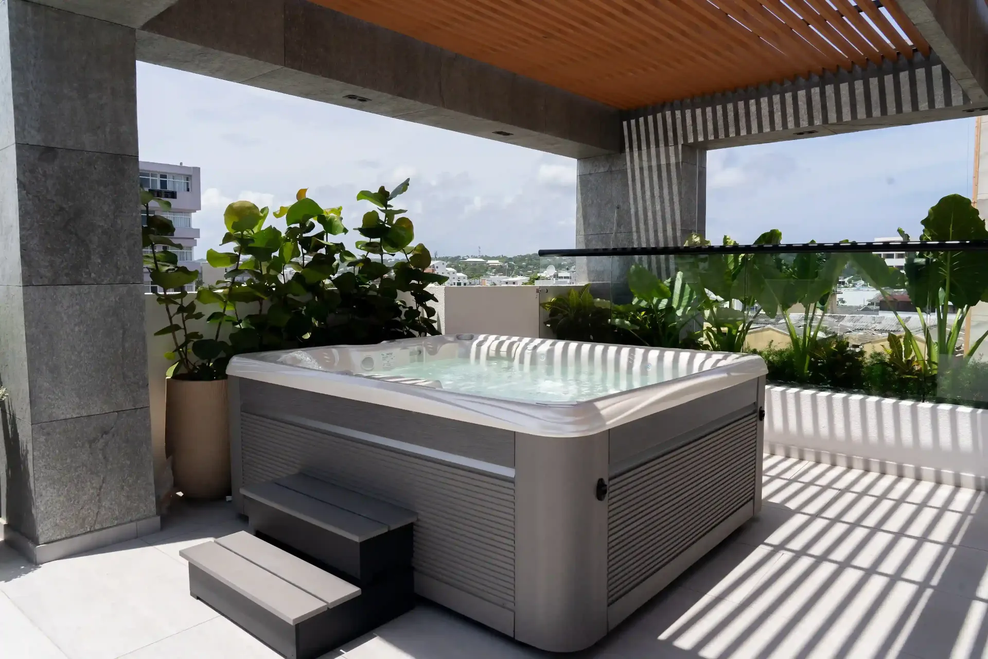 Delamar, hotel con jacuzzi en San Andrés con vista abierta y vegetación tropical.