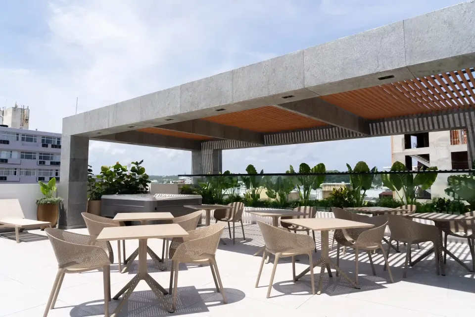 Terraza rooftop del Delamar Hotel San Andrés con vistas al mar y espacio lounge exclusivo para huéspedes, perfecto para contemplar atardeceres isleños.