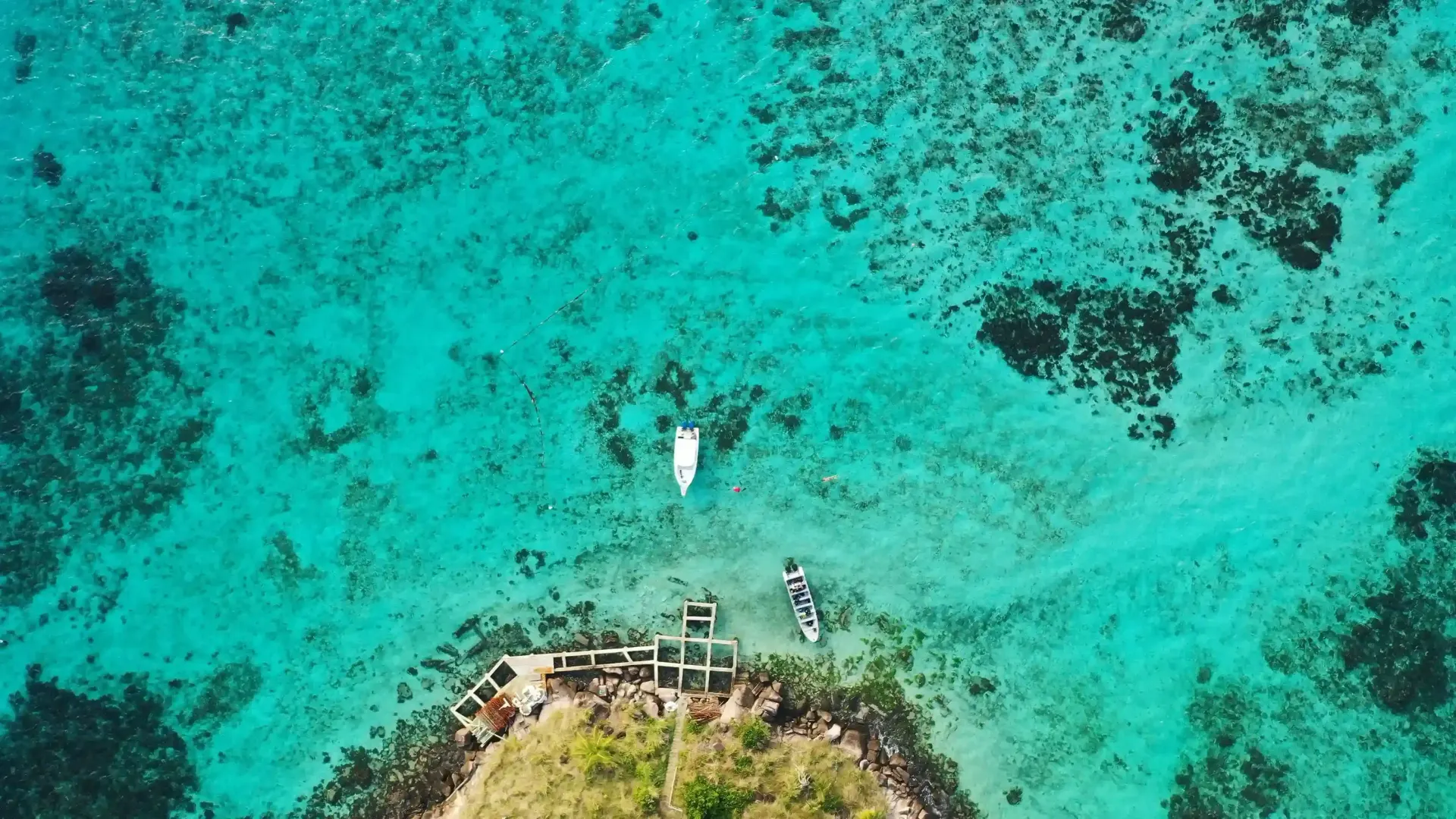 Vista aérea del mar de siete colores, uno de los lugares para visitar en San Andrés y punto clave al recorrer la isla desde una ubicación central como el Hotel Delamar.
