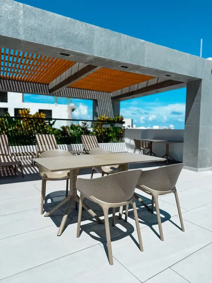 Rooftop del Delamar Hotel San Andrés con vista al mar Caribe, ideal para disfrutar el paisaje de la isla desde las alturas.
