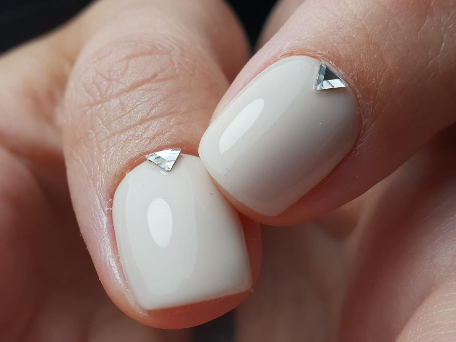 Eine Nahaufnahme des Gesichts einer Frau vor unscharfem Hintergrund.