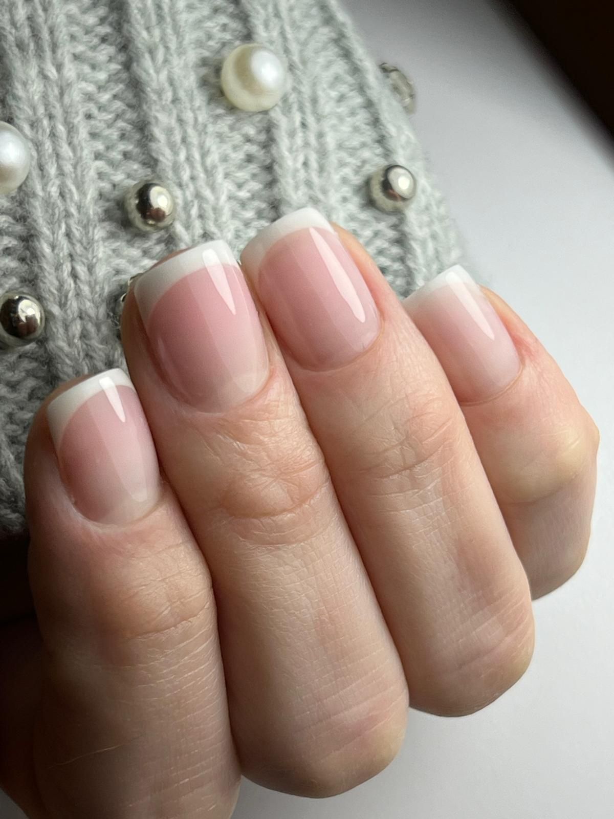 Eine Nahaufnahme des Gesichts einer Frau vor unscharfem Hintergrund.