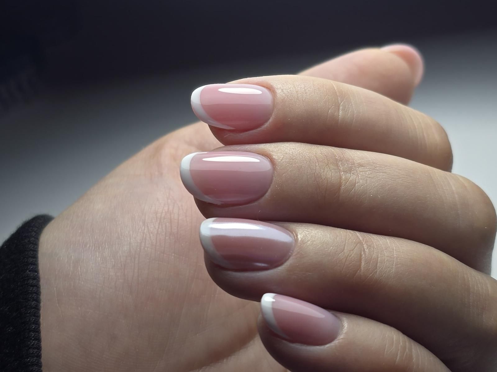 Eine Nahaufnahme des Gesichts einer Frau vor unscharfem Hintergrund.