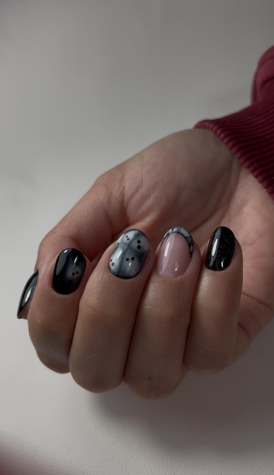 Eine Nahaufnahme des Gesichts einer Frau vor unscharfem Hintergrund.