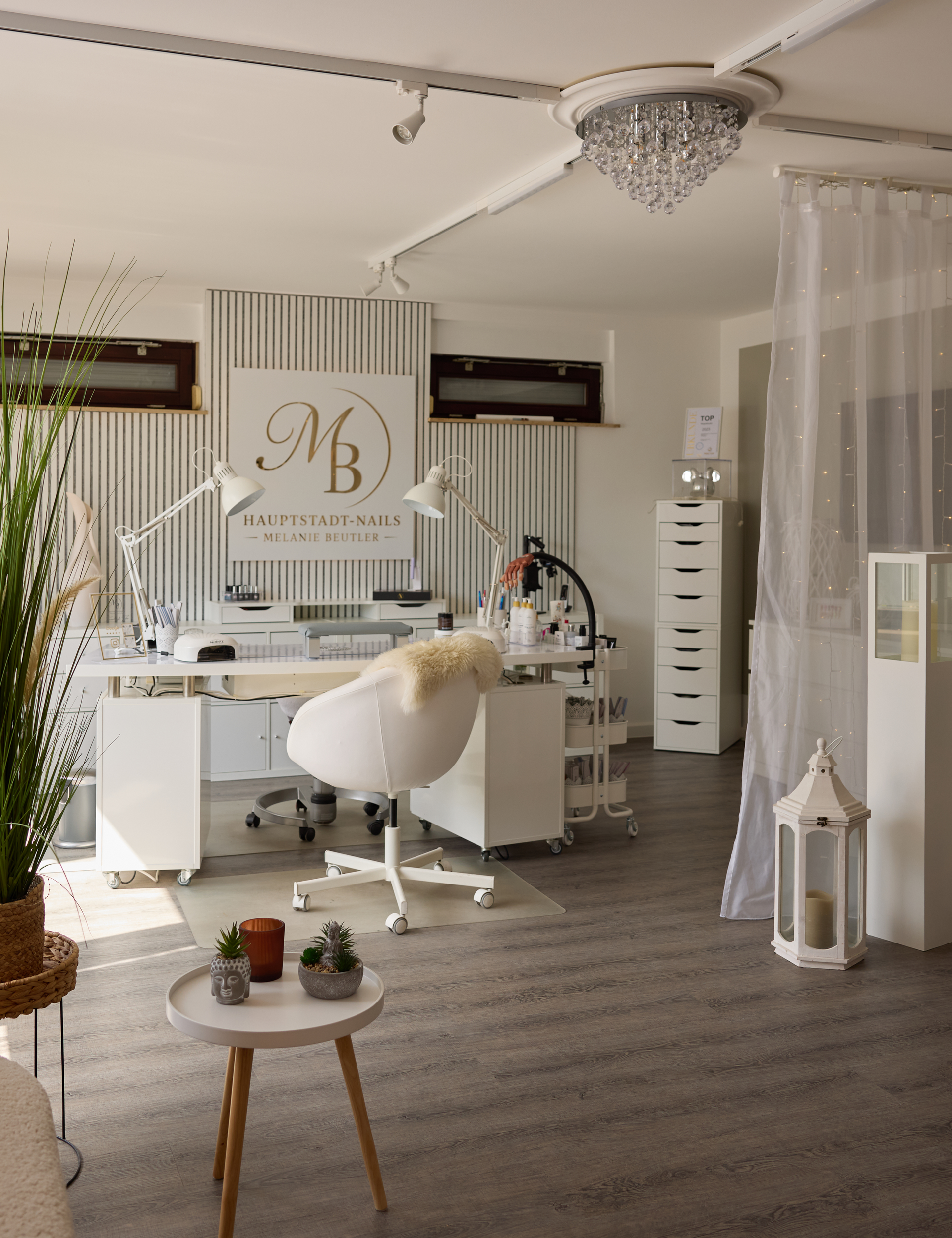 Ein Zimmer mit einem Schild mit der Aufschrift „mb“ darauf