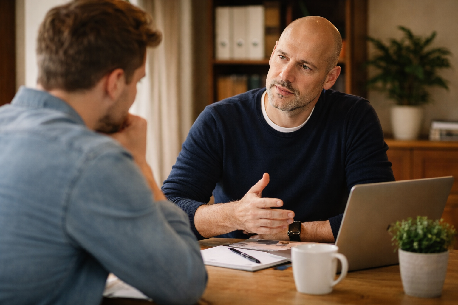 Leidinggevende in gesprek met medewerker over spanning en dreigend verzuim op het werk
