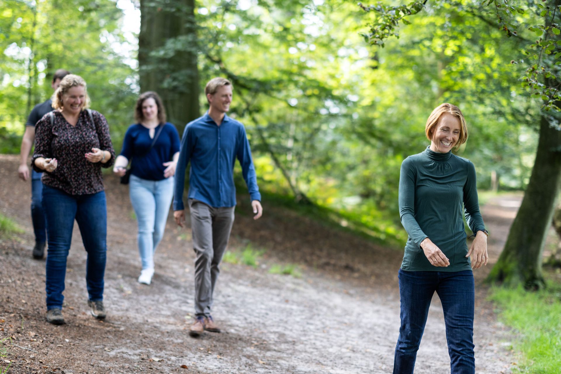 Teamcoaching in de natuur gericht op samenwerking en ontwikkeling

