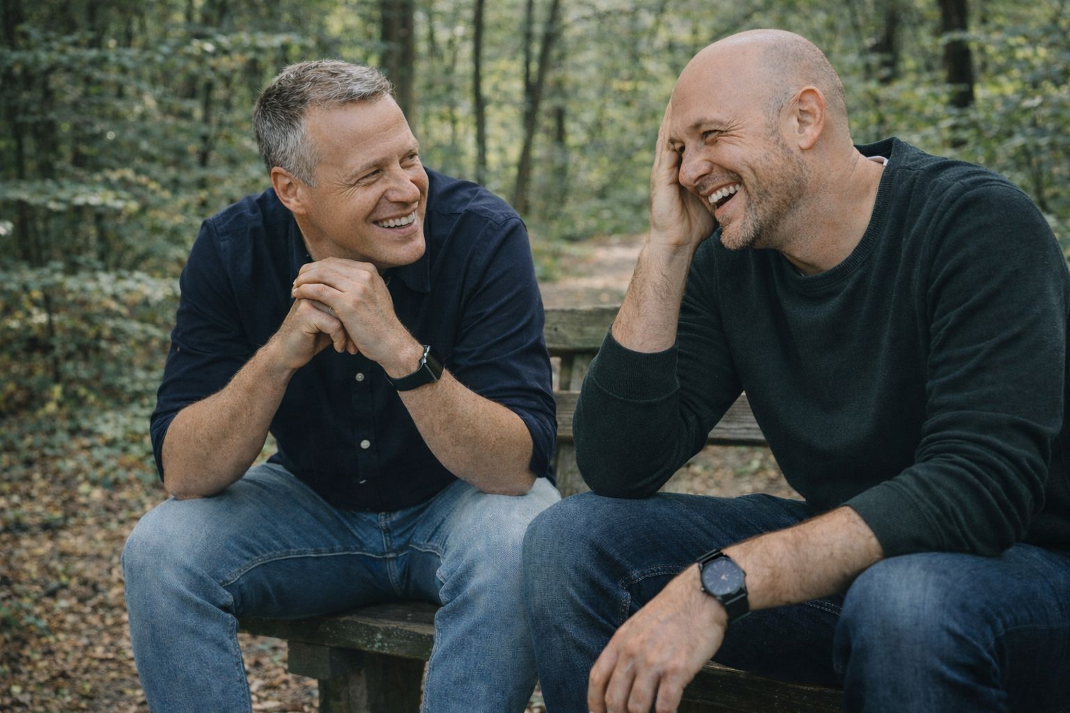 Twee mannen in gesprek buiten over werkplezier en coaching