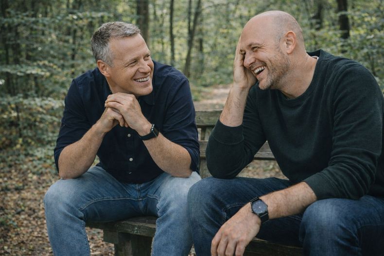Kees Niehof en een medewerker in gesprek tijdens een coachingswandeling  over werkplezier, persoonlijke ontwikkeling.