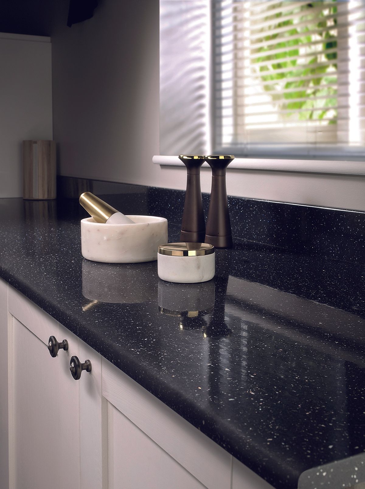 Bushboard Omega Black Quartz