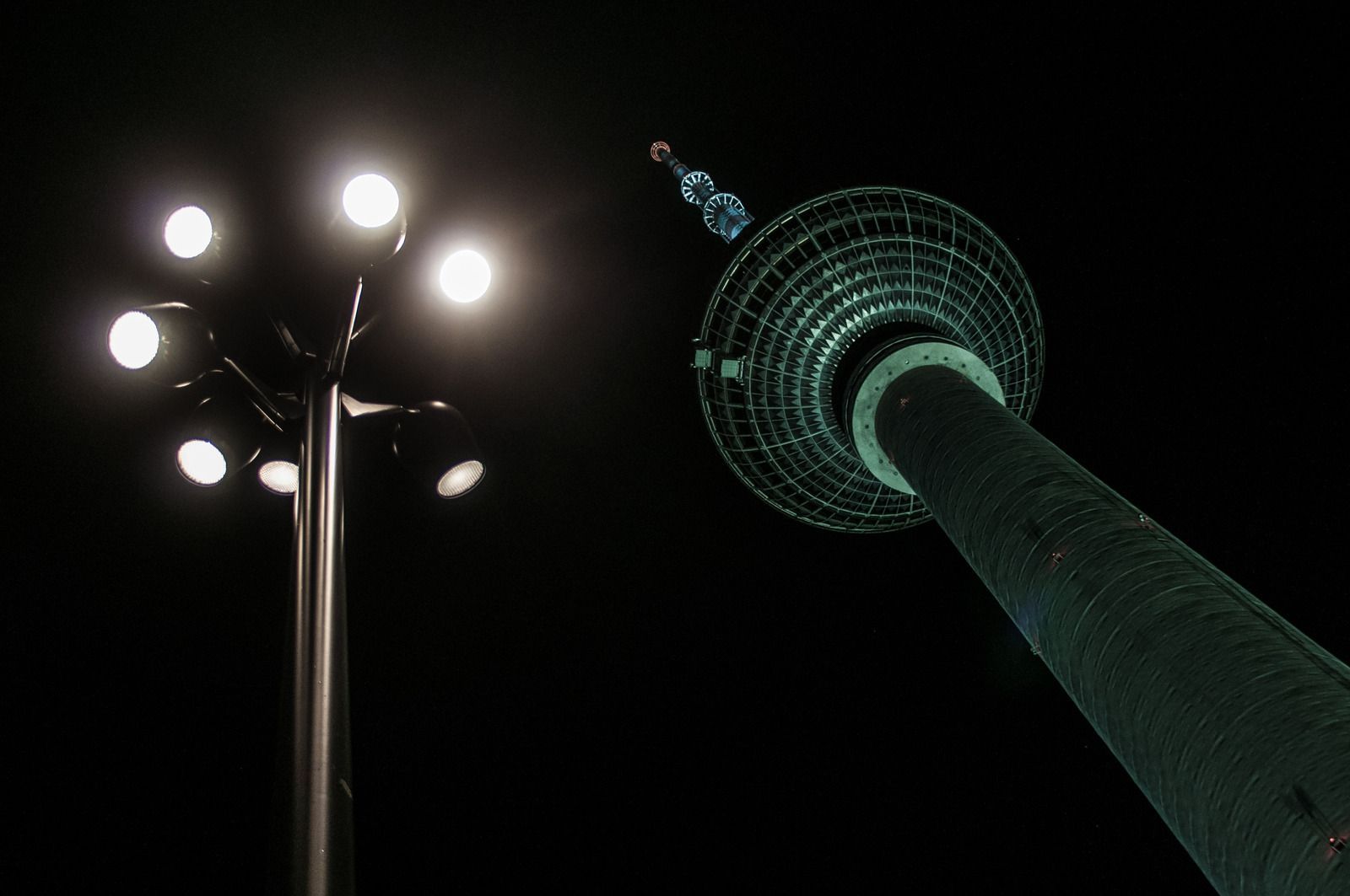 A wooden fence is sitting in the middle of a grassy field.