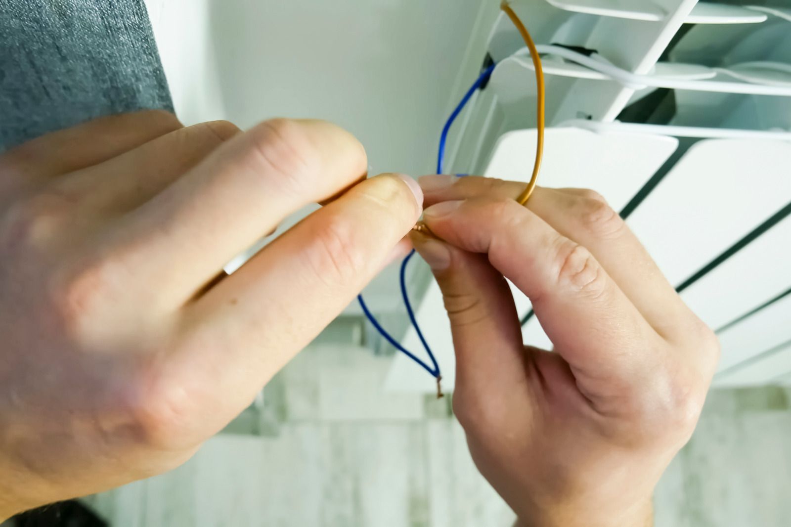 A wooden fence is sitting in the middle of a grassy field.