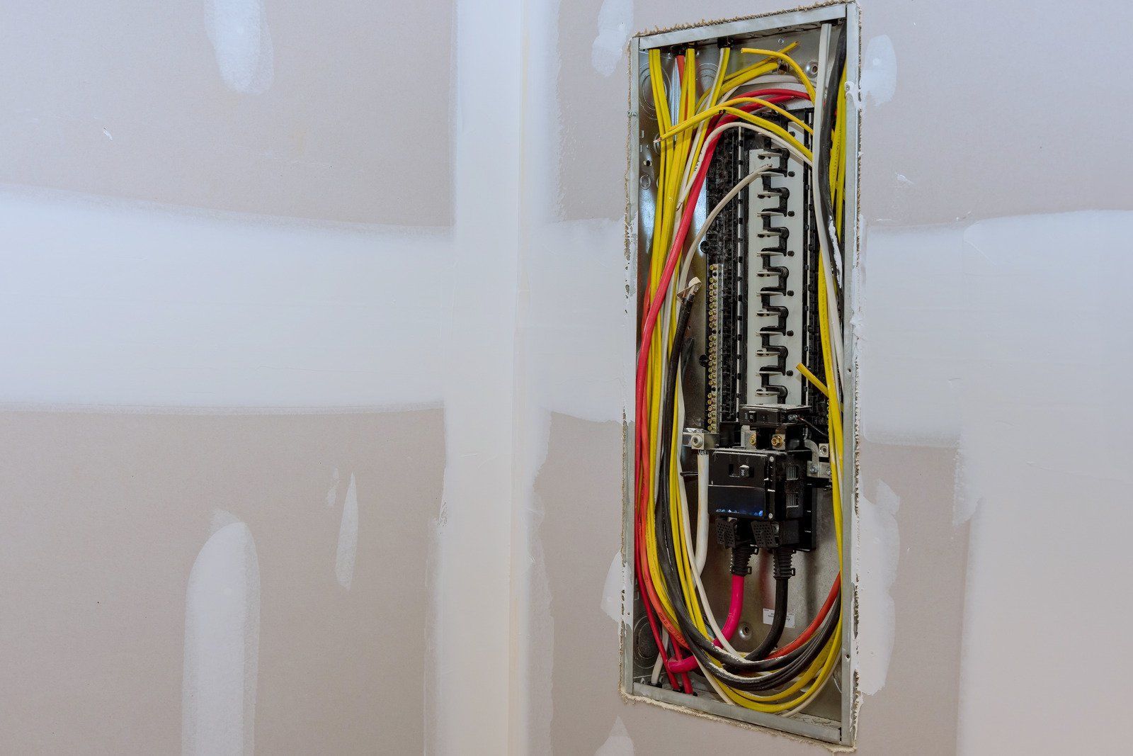 A wooden fence is sitting in the middle of a grassy field.