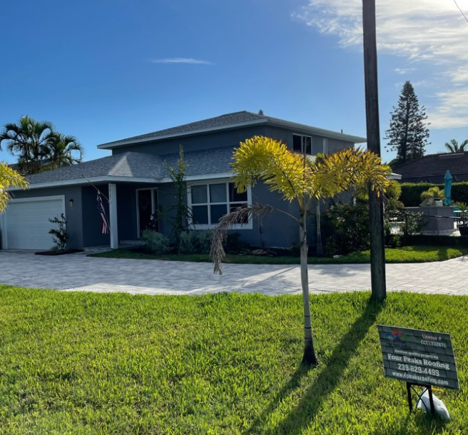 A Fort Myers home with a new roof installed by Four Peaks Roofing
