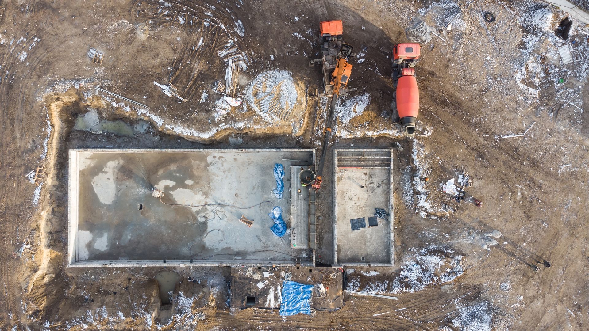 An aerial view of a building under construction.