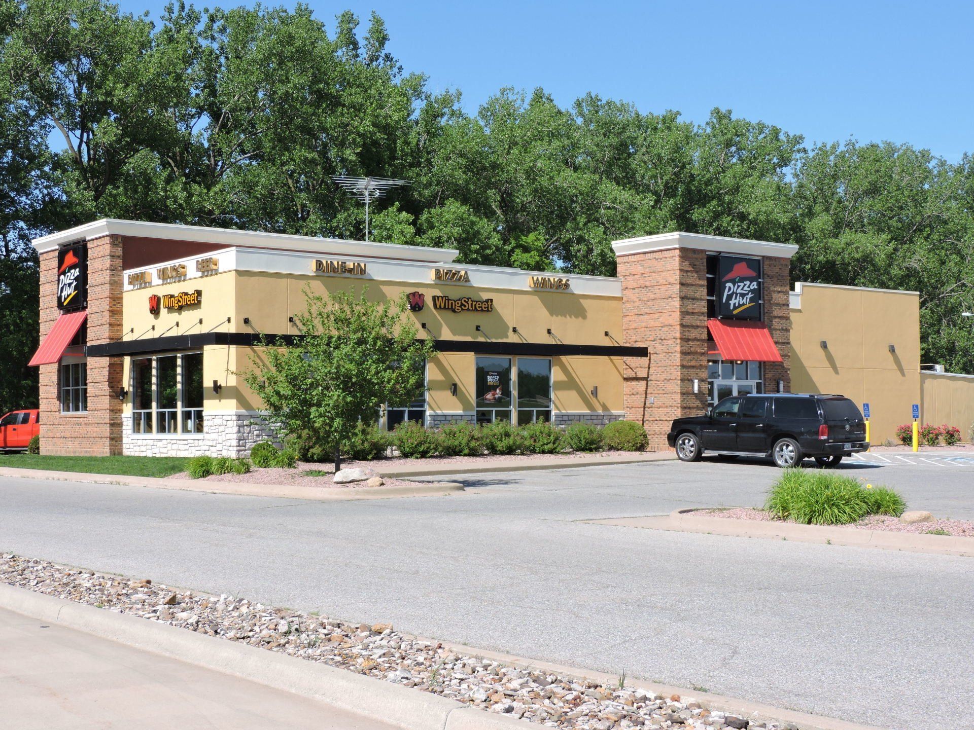 Restaurants & Retail