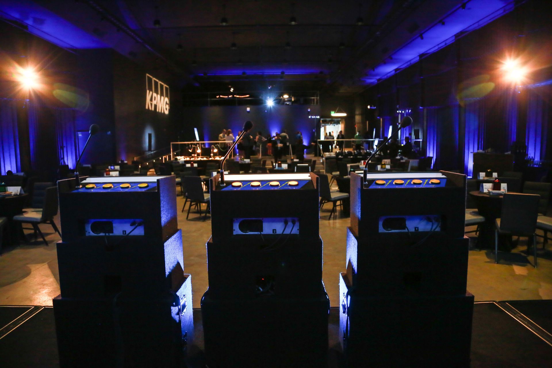 A large room with a lot of tables and chairs