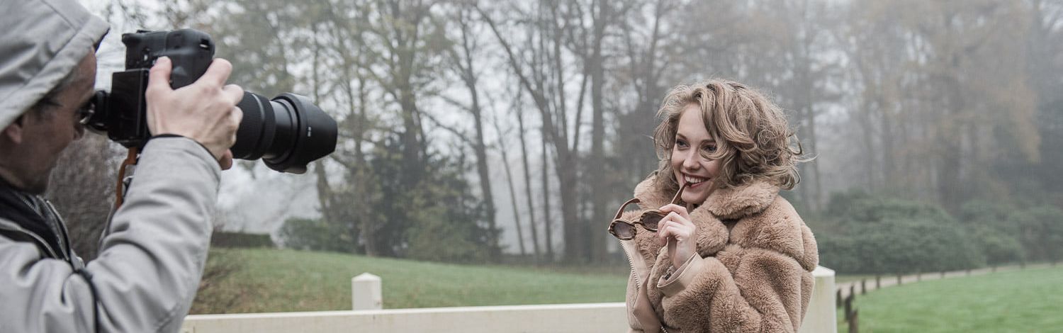 Behind-the-scenes photos from photoshoots with July Janssen, including moments of fitting clothes, hair, and makeup preparations. BEHIND THE FOTOSHOOTS