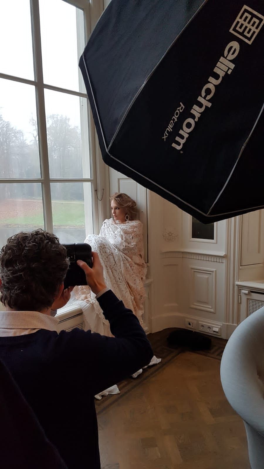Behind-the-scenes foto's van fotoshoots met July Janssen, inclusief momenten van kledingpassen, haar- en make-up voorbereidingen