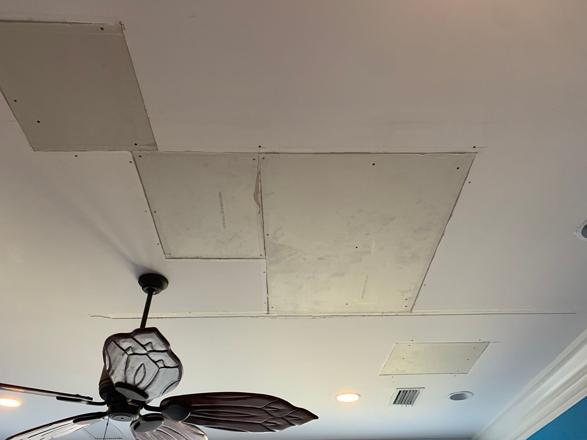 A ceiling fan is hanging from the ceiling of a room.