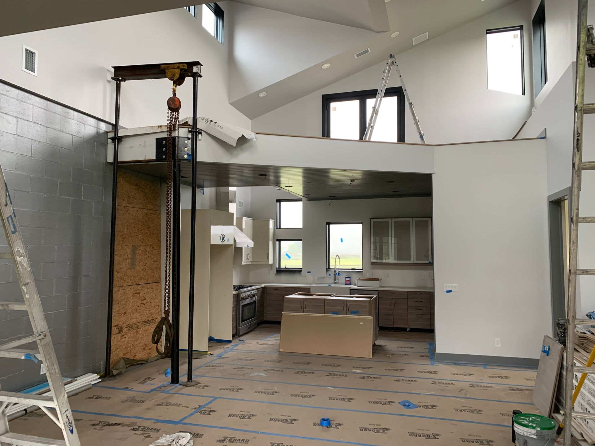 A room with a ladder and a crane in it