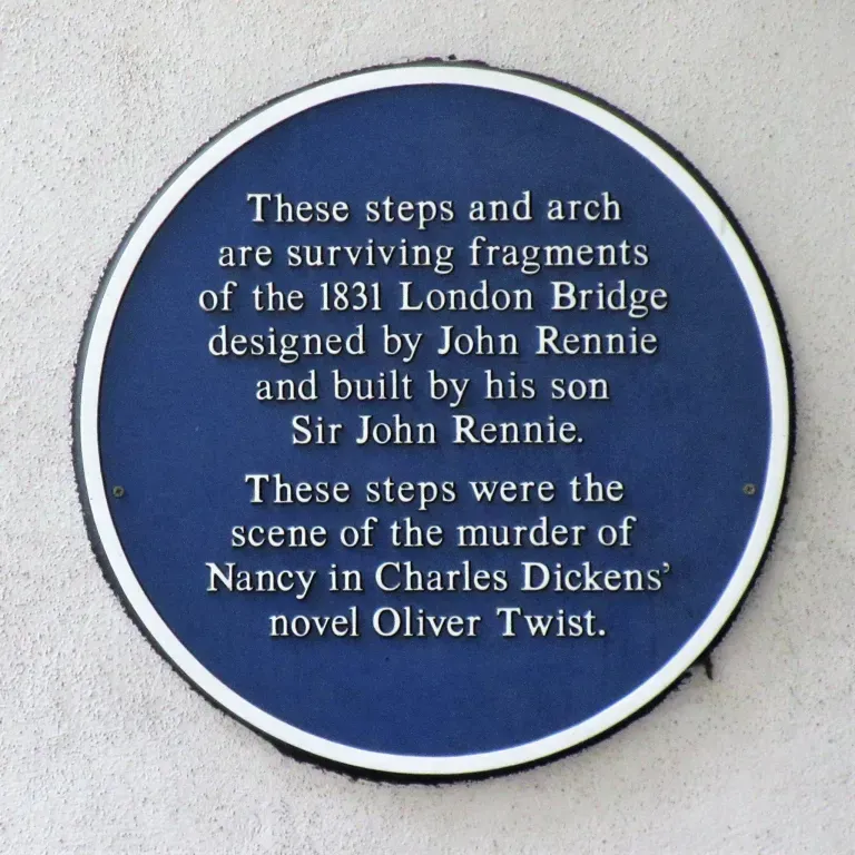 A blue plaque suggesting that Nancy was murdered on these steps.