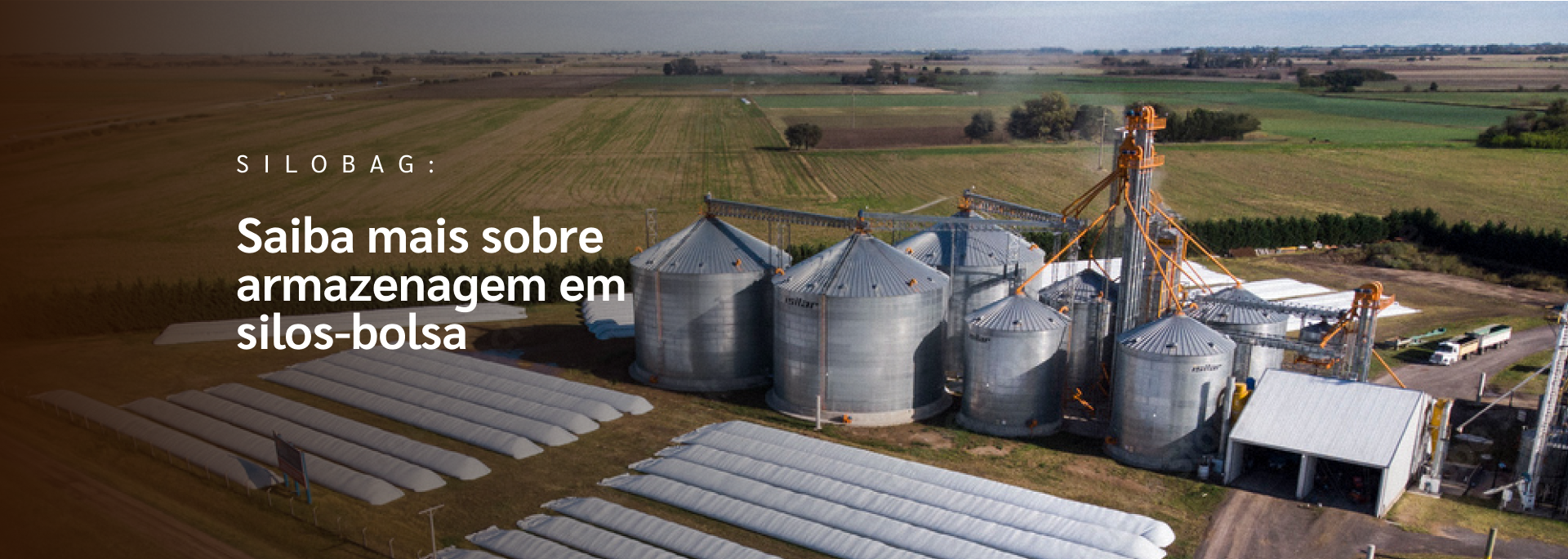 Uma vista aérea de um silo de grãos em um campo.