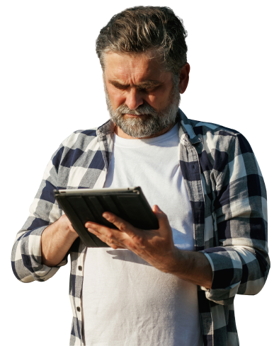 Um homem com barba está usando um tablet.