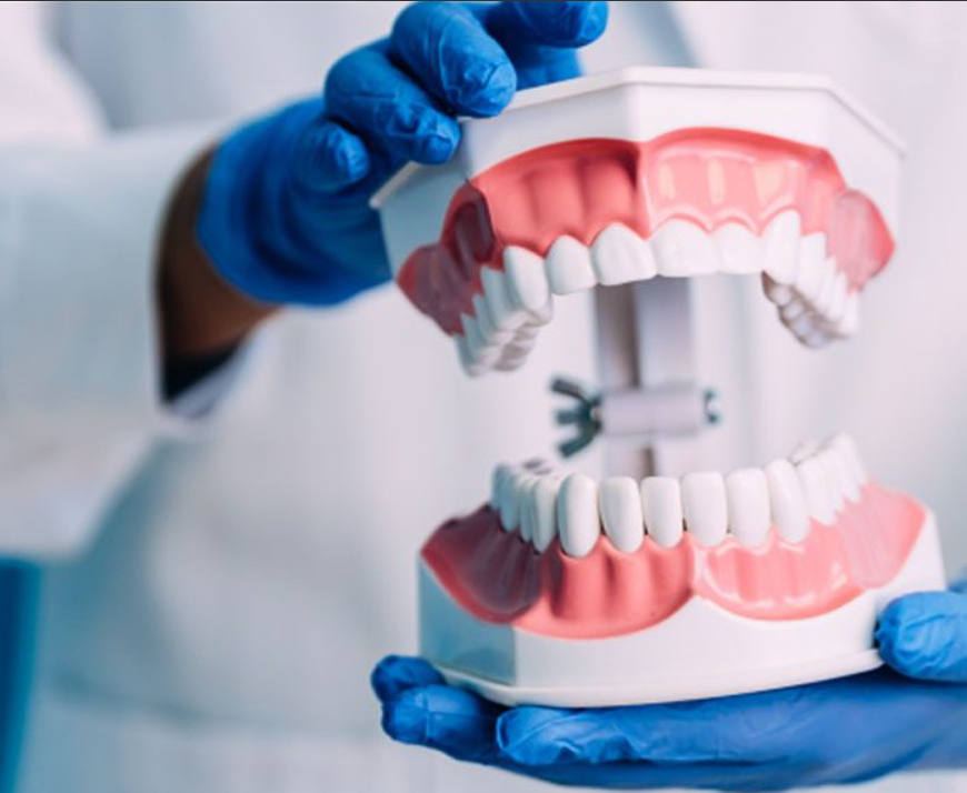 Imagem de uma paciente da Dra. Anna Leal - realizando os procedimento iniciais de uma cirurgia de  Cirurgia BucoMaxiloFacial