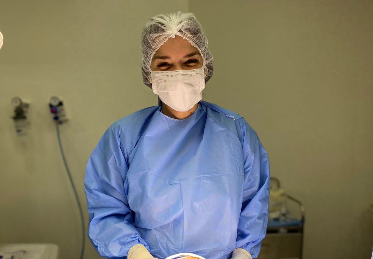 Imagem de uma paciente da Dra. Anna Leal - realizando os procedimento iniciais de uma cirurgia de  Cirurgia BucoMaxiloFacial