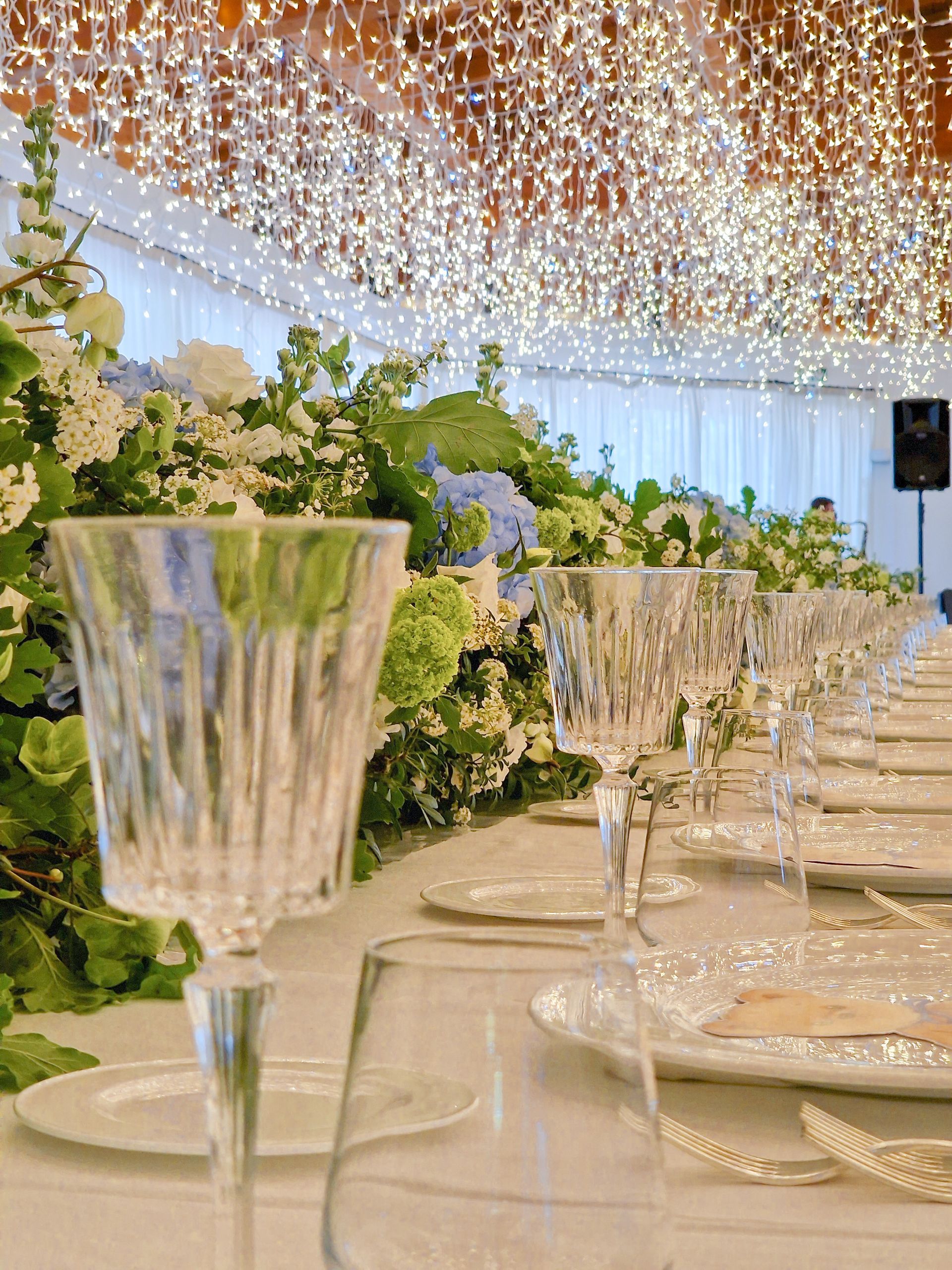 tavolata per matrimonio con fiori bianchi decorativi