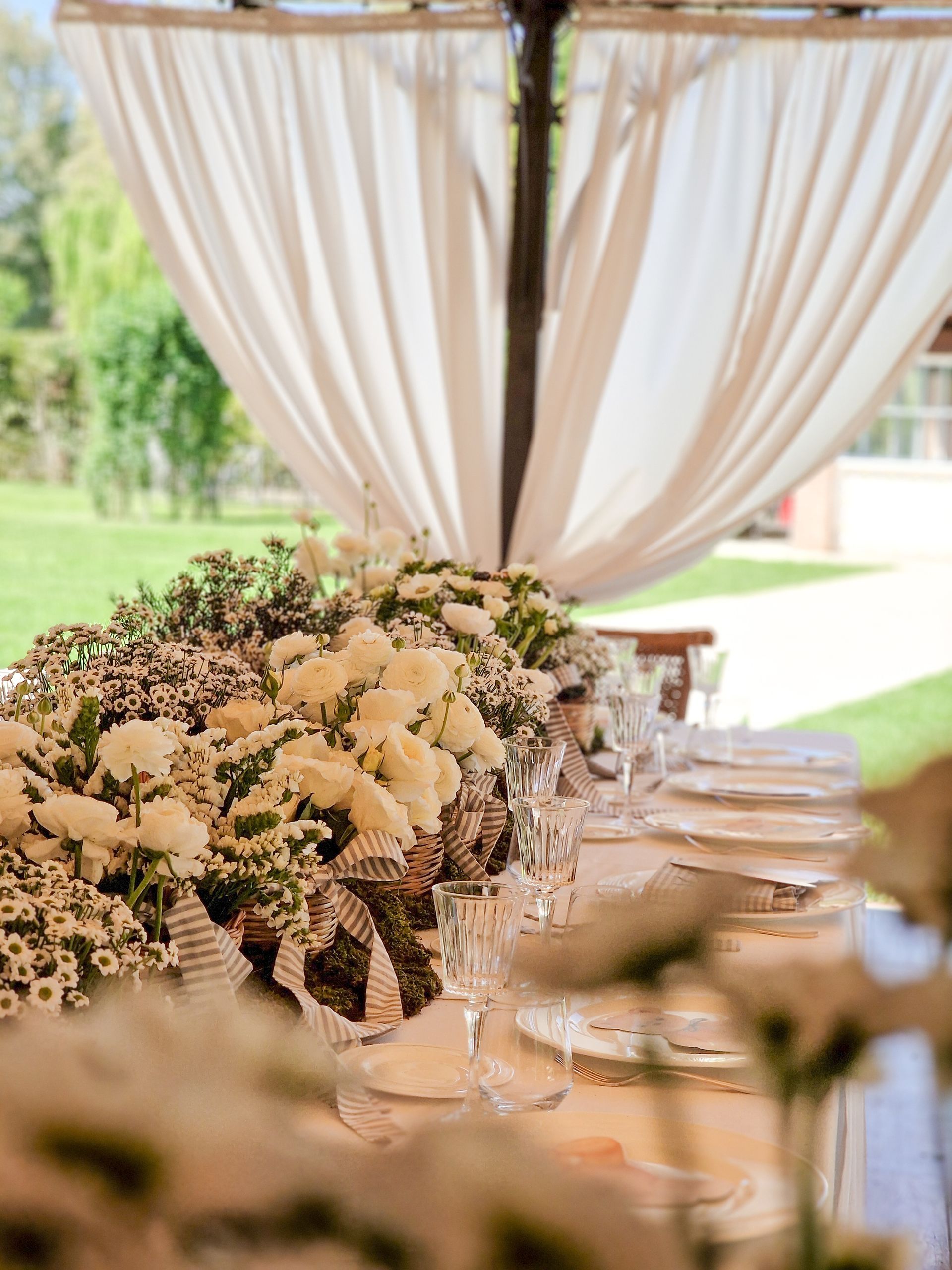 fiori su una tavola imbandita