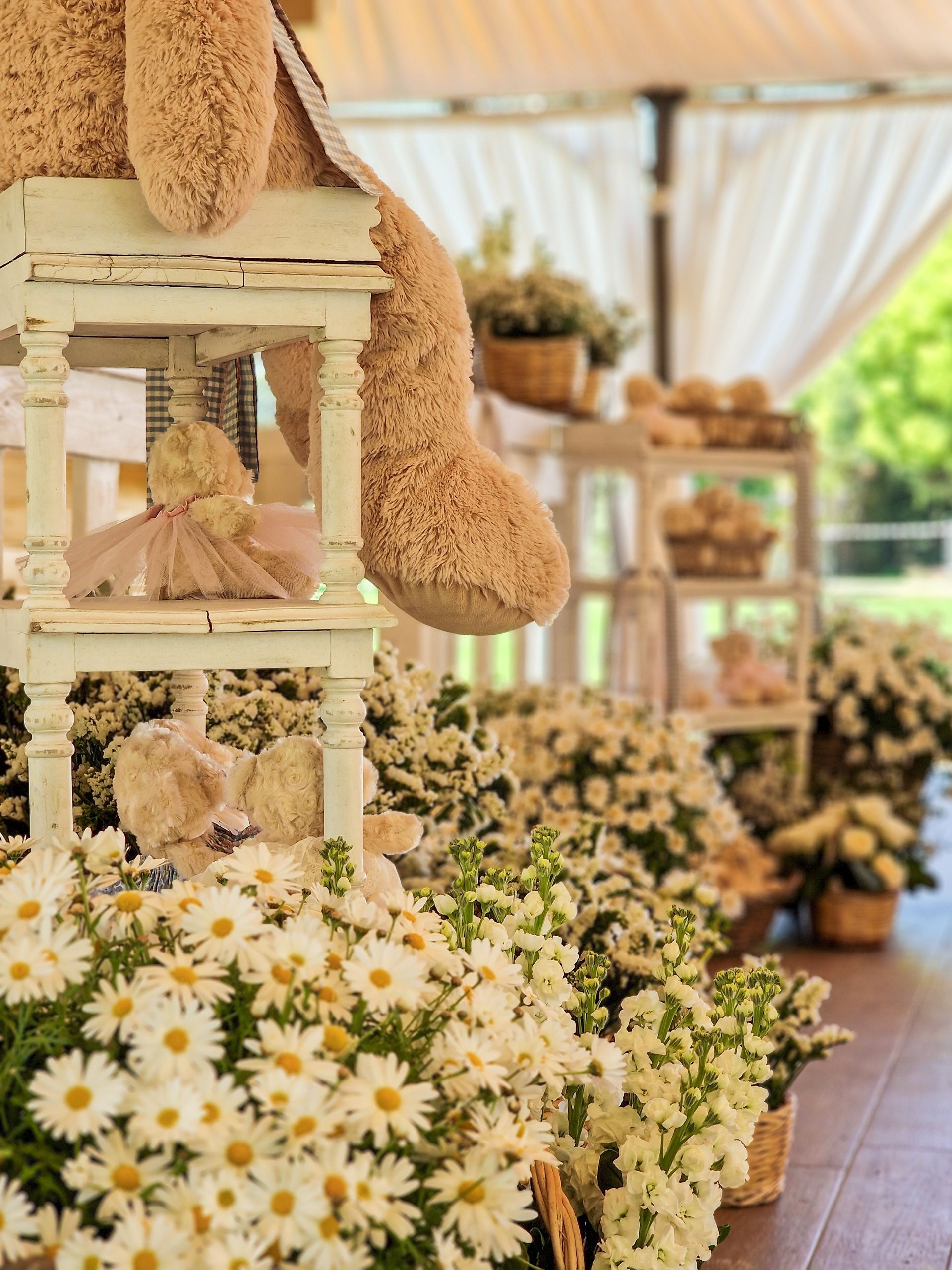 dettaglio di una decorazione con fiori bianchi