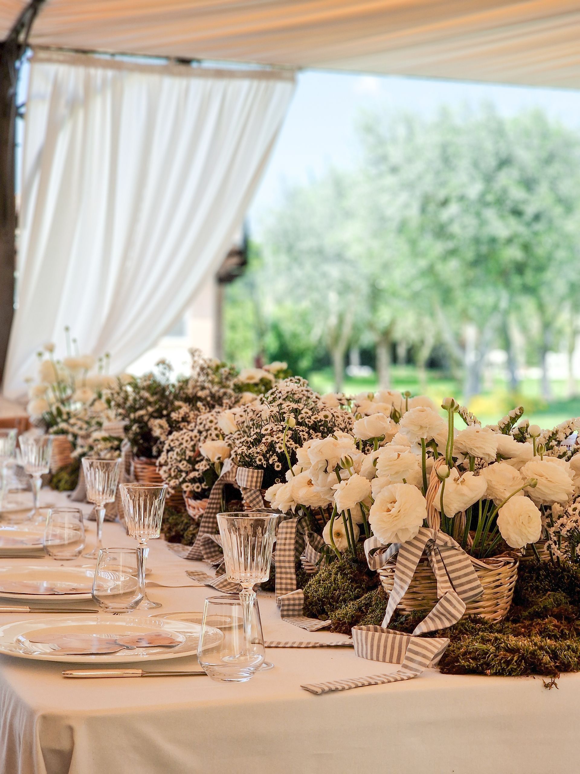 tavolo decorato con fiori bianchi