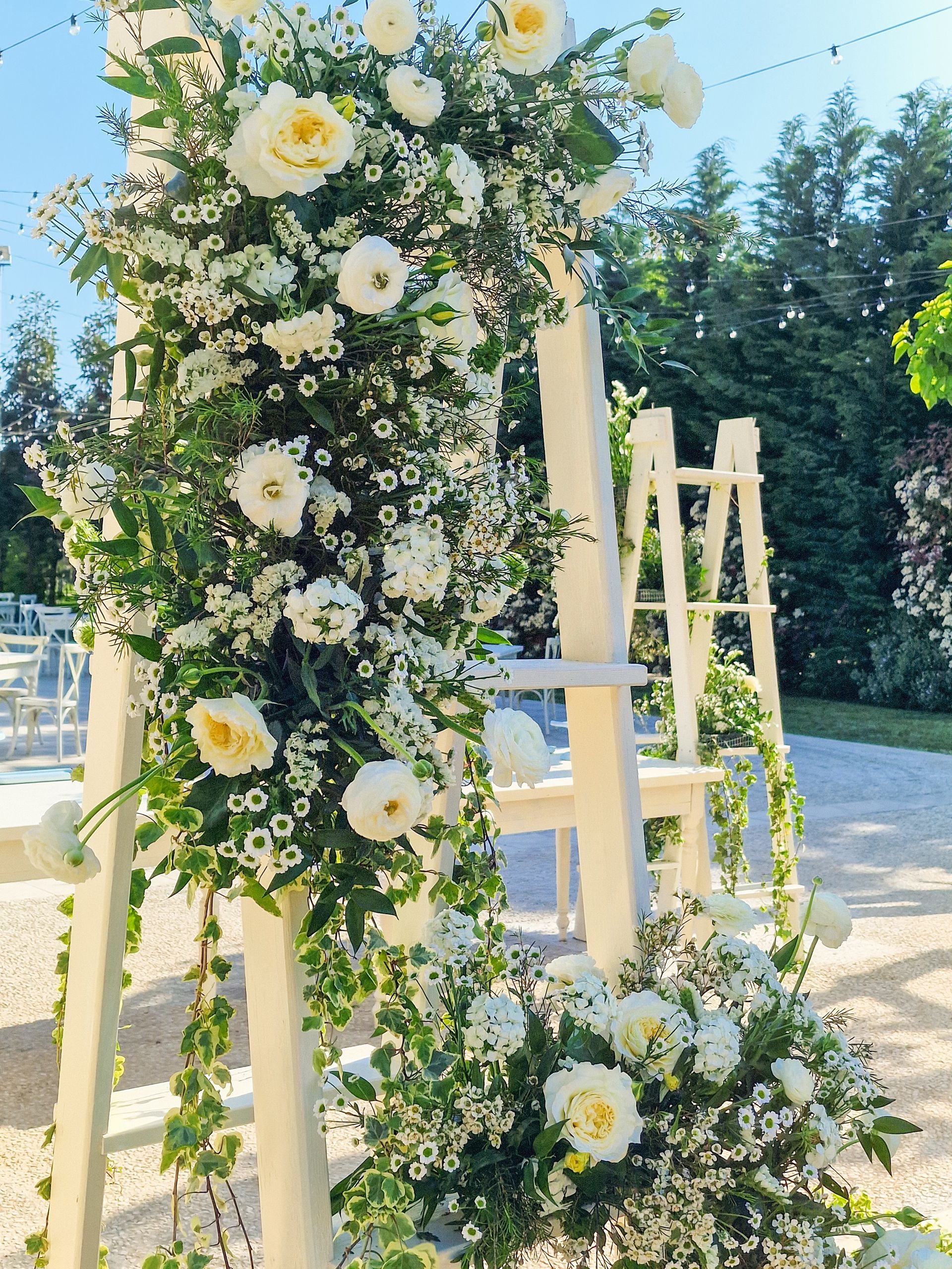 decorazione per matrimonio con fiori bianchi