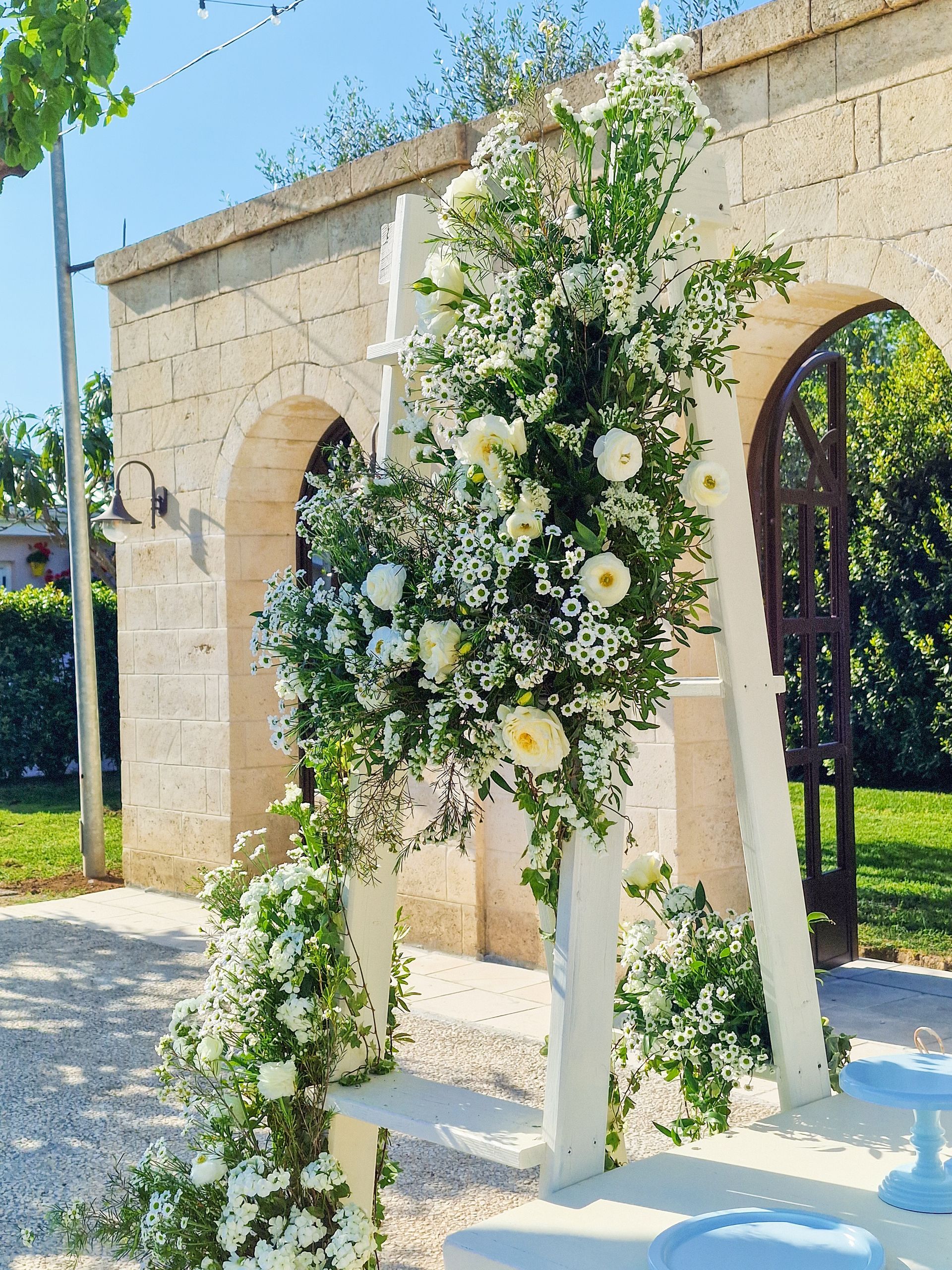 arco di fiori bianchi