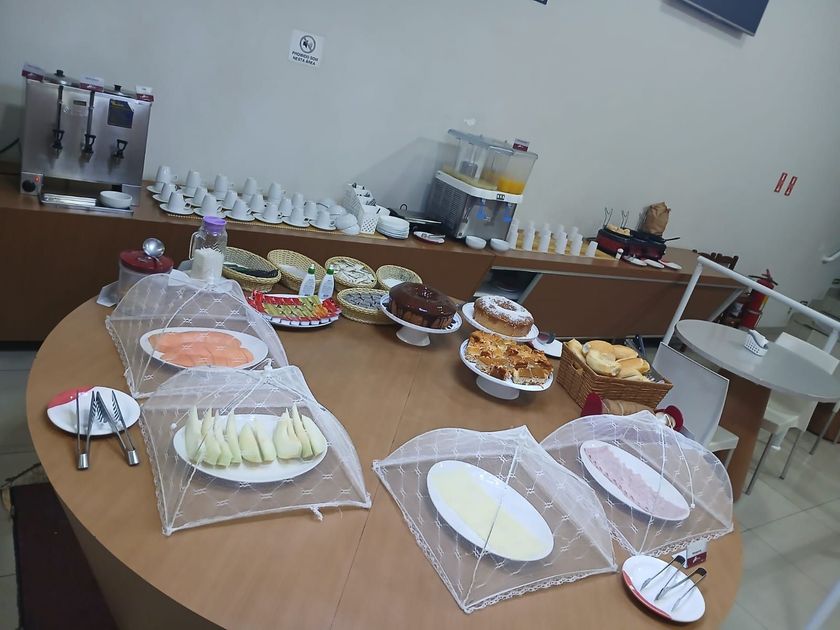 Uma mesa com pratos de comida e utensílios sobre ela