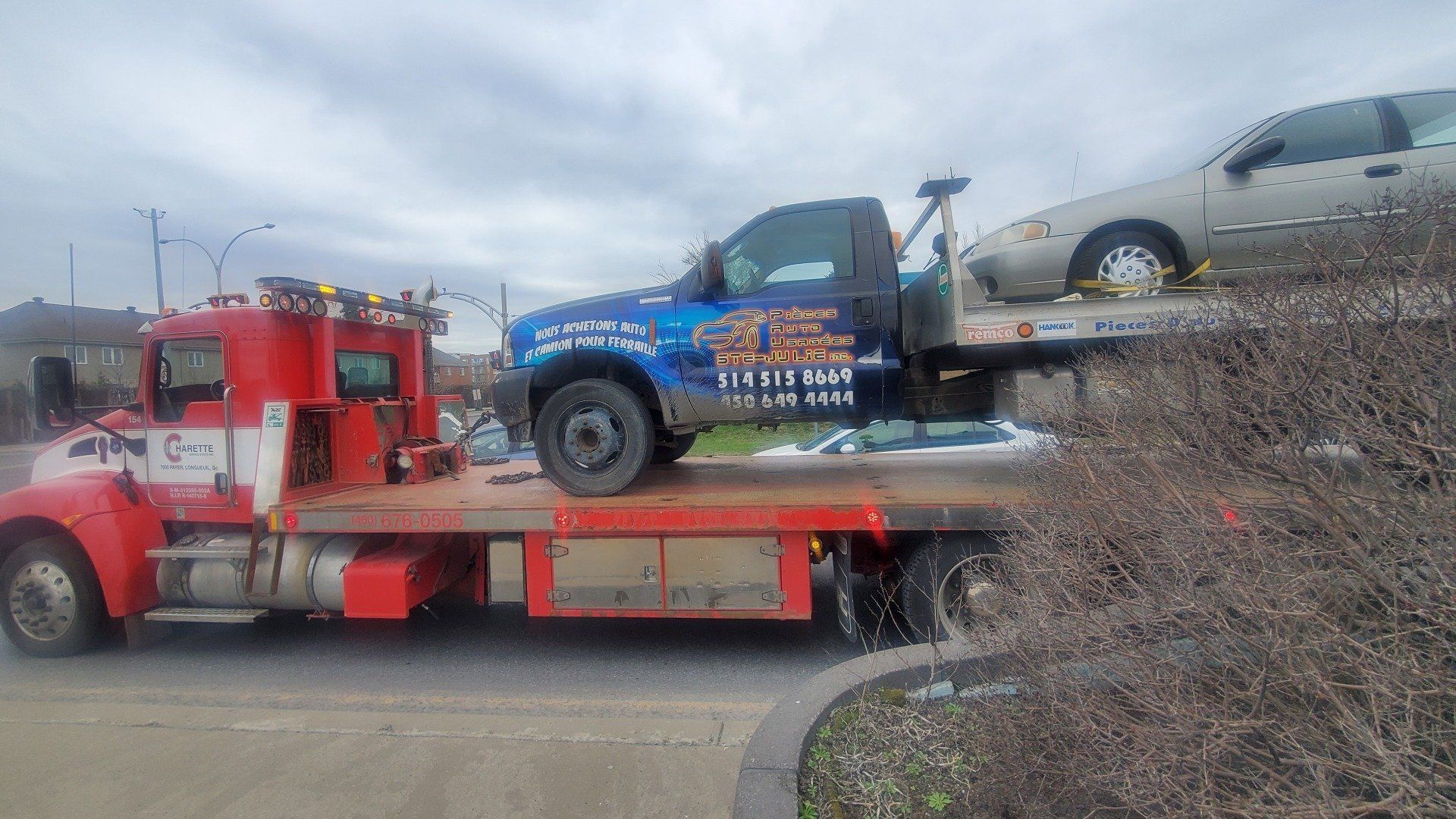 Une dépanneuse transporte une voiture à l arrière.