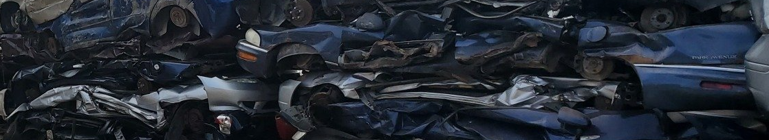 Une image floue d’une foule de gens marchant dans une rue.